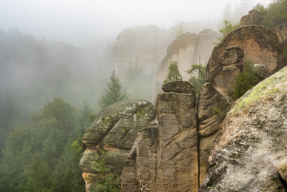 Landschaft mit Felsen im Nebel