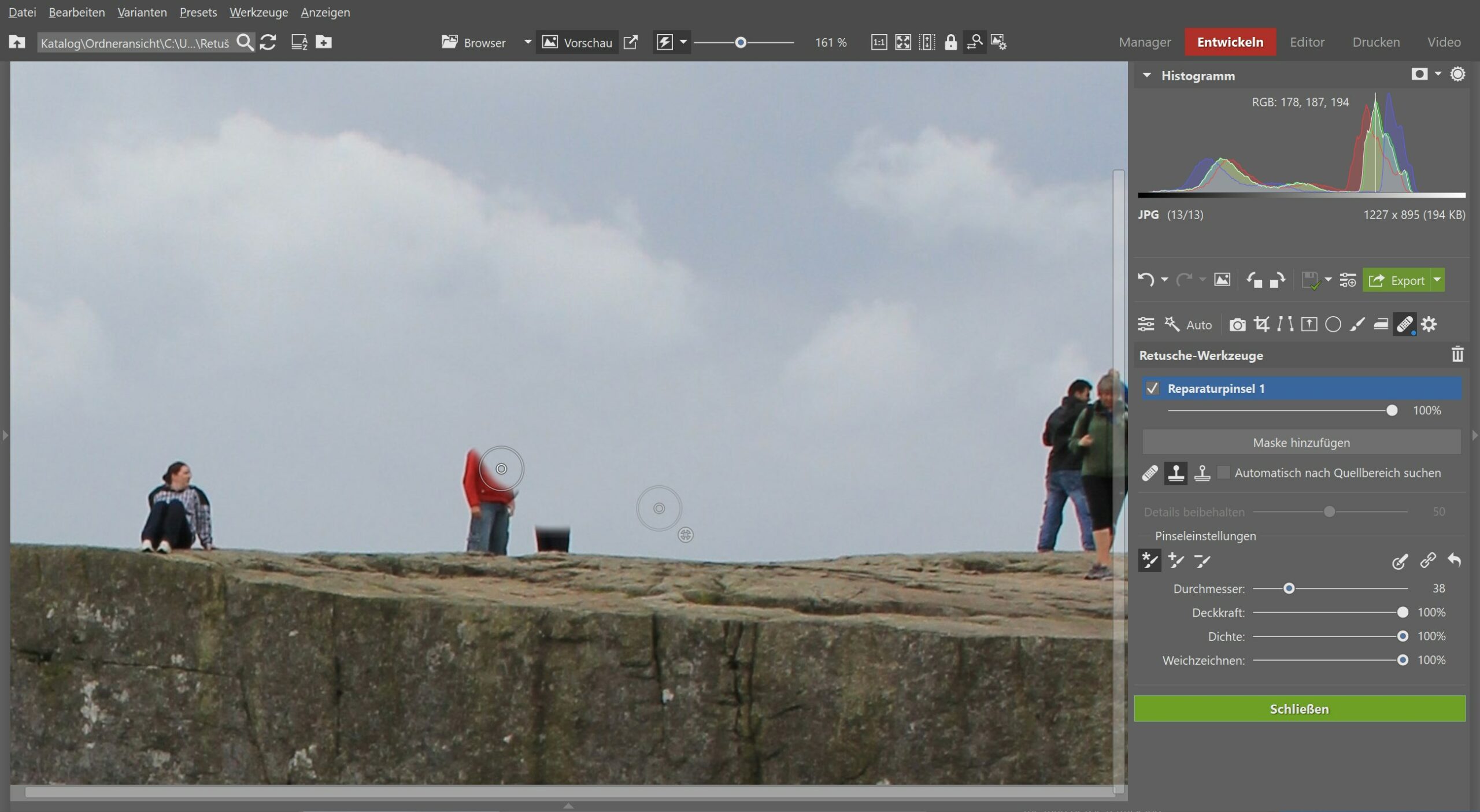 So entfernen Sie Touristen von einem Foto
