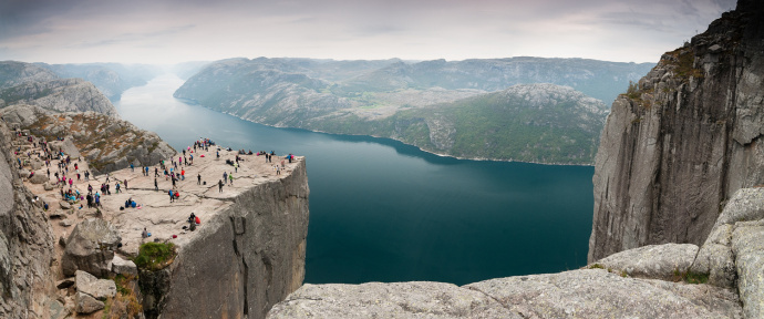 So entfernen Sie Touristen von einem Foto