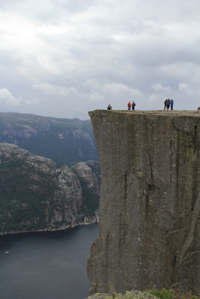 So entfernen Sie Touristen von einem Foto