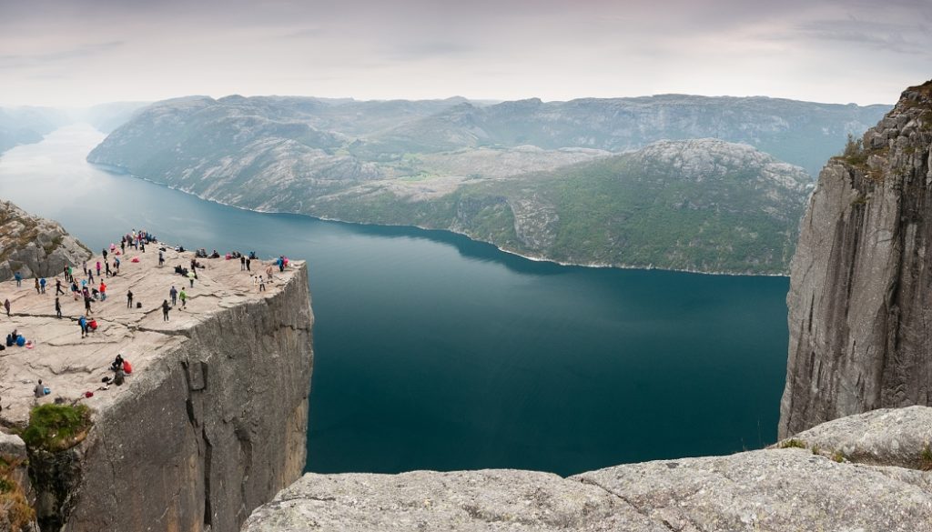 So entfernen Sie Touristen von einem Foto