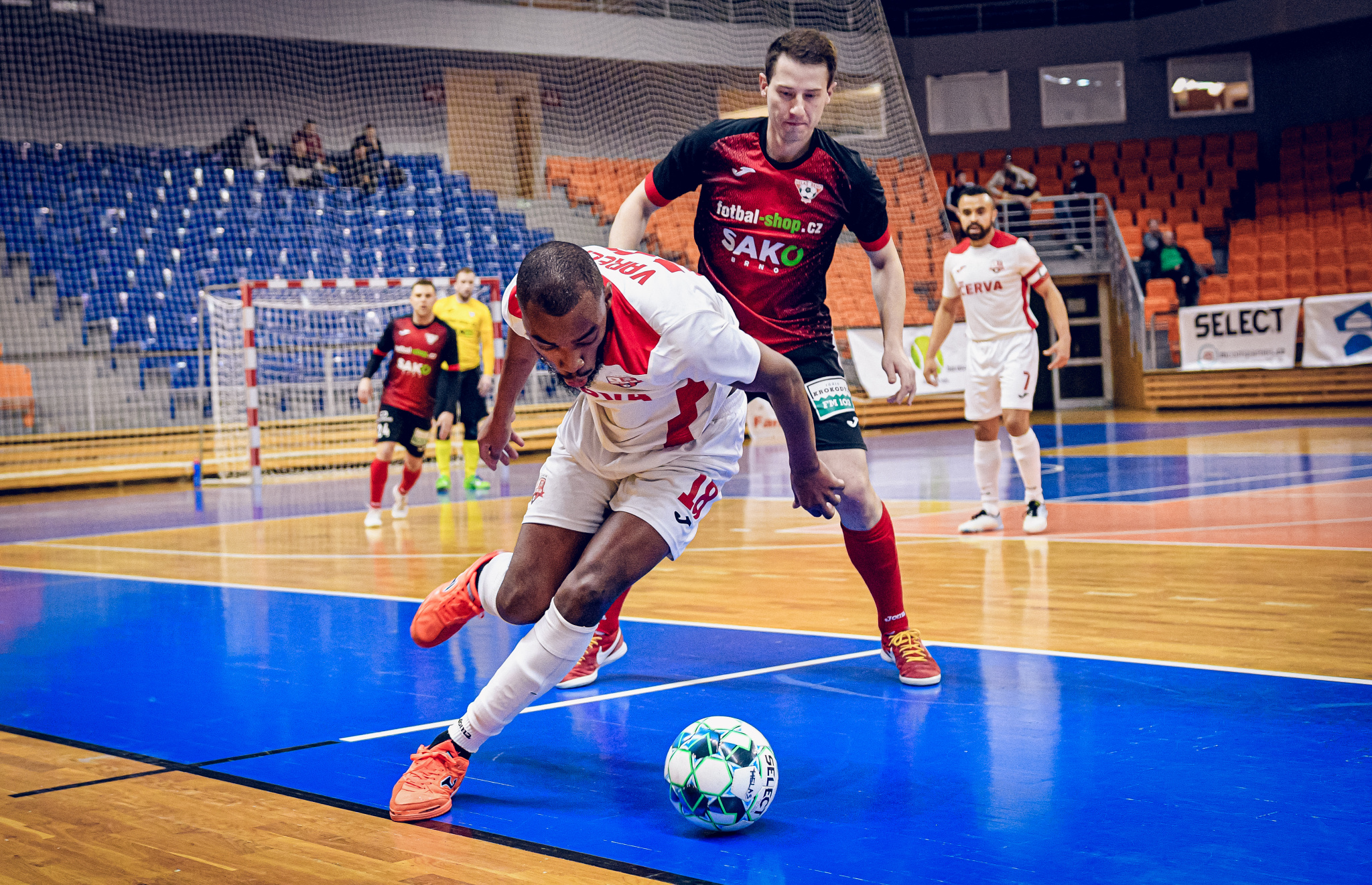 Sportaufnahmen in der Halle: Ziehen Sie sich richtig an und schützen Sie Ihre Kamera!