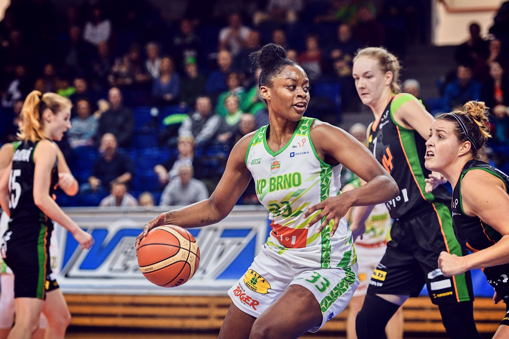 Sportaufnahmen in der Halle: Ziehen Sie sich richtig an und schützen Sie Ihre Kamera!