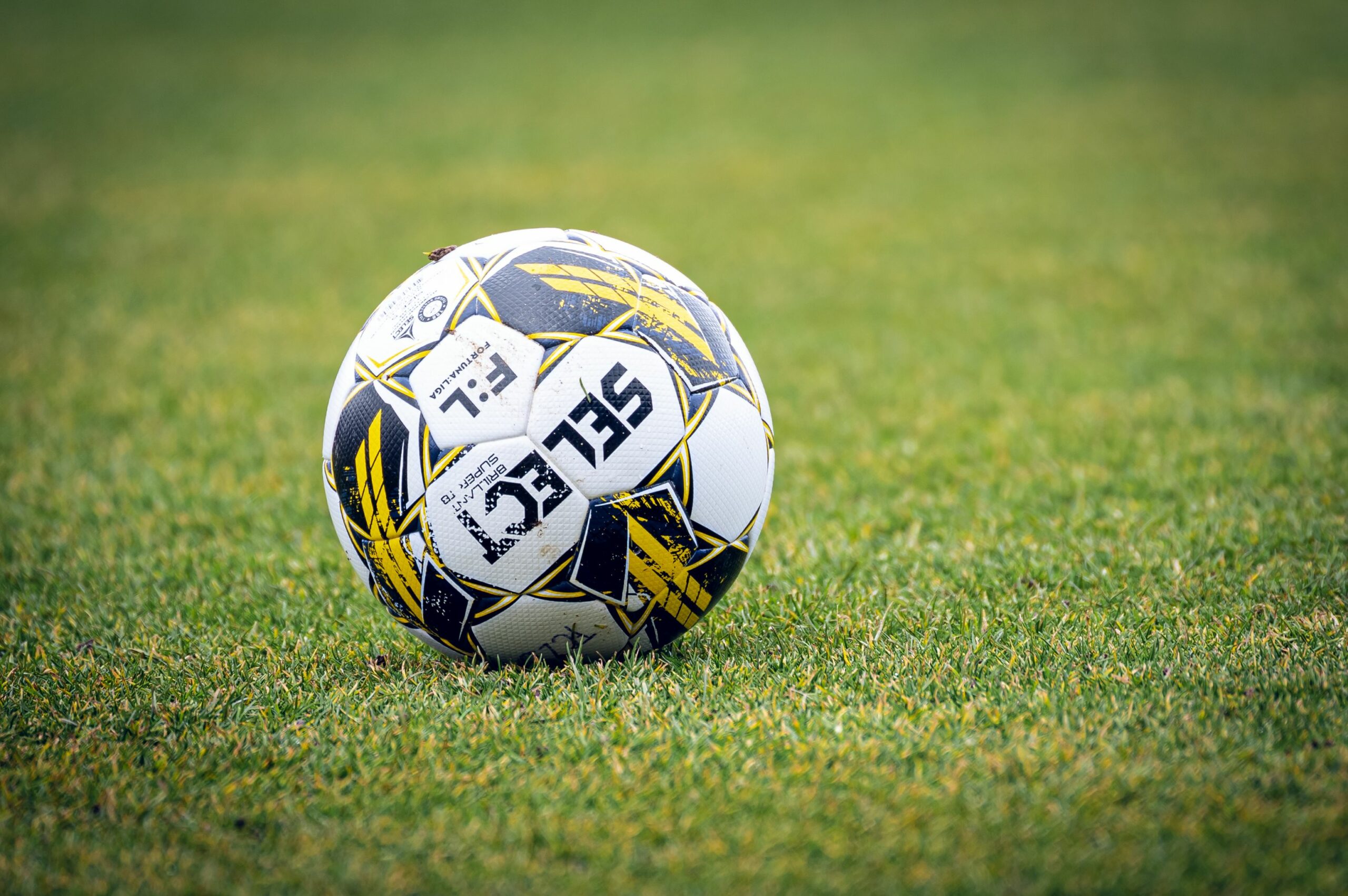 Ein Fußballmatch durch den Sucher der Kamera und ein Teleobjektivtest