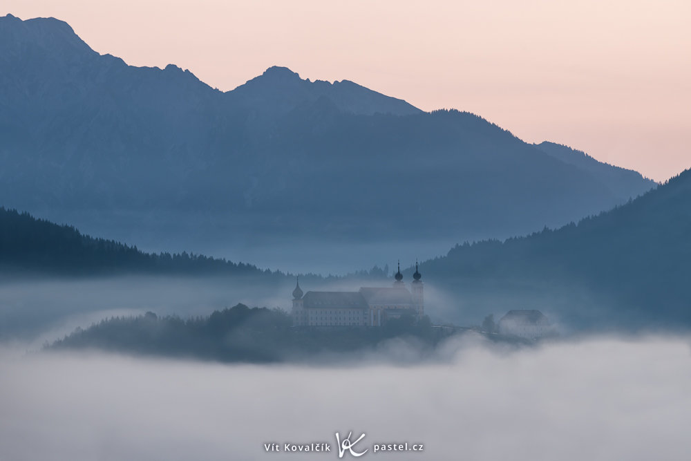 Wallfahrtskirche über dem Nebel