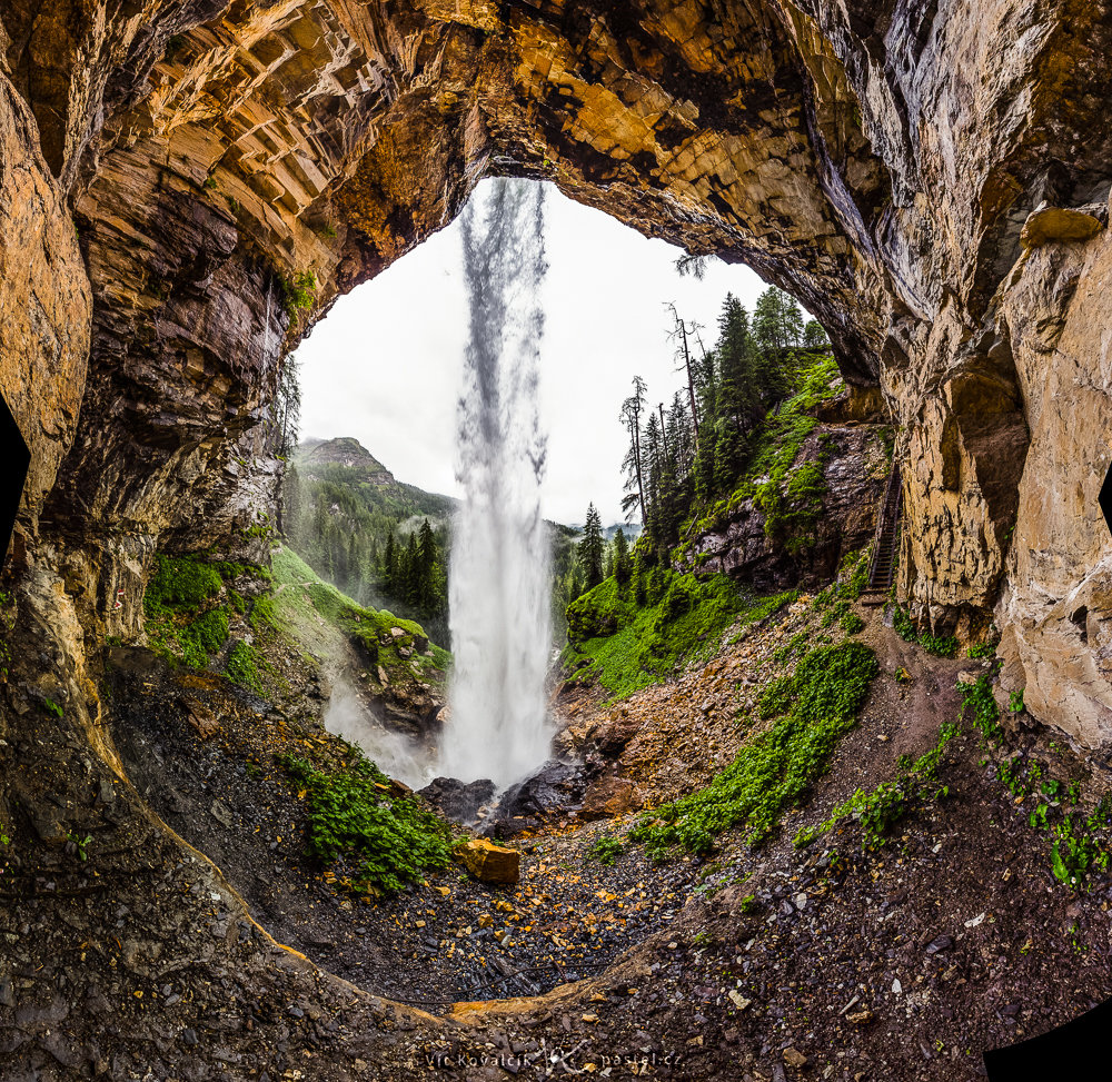 Geschichte eines Fotos Hinter dem Wasserfall