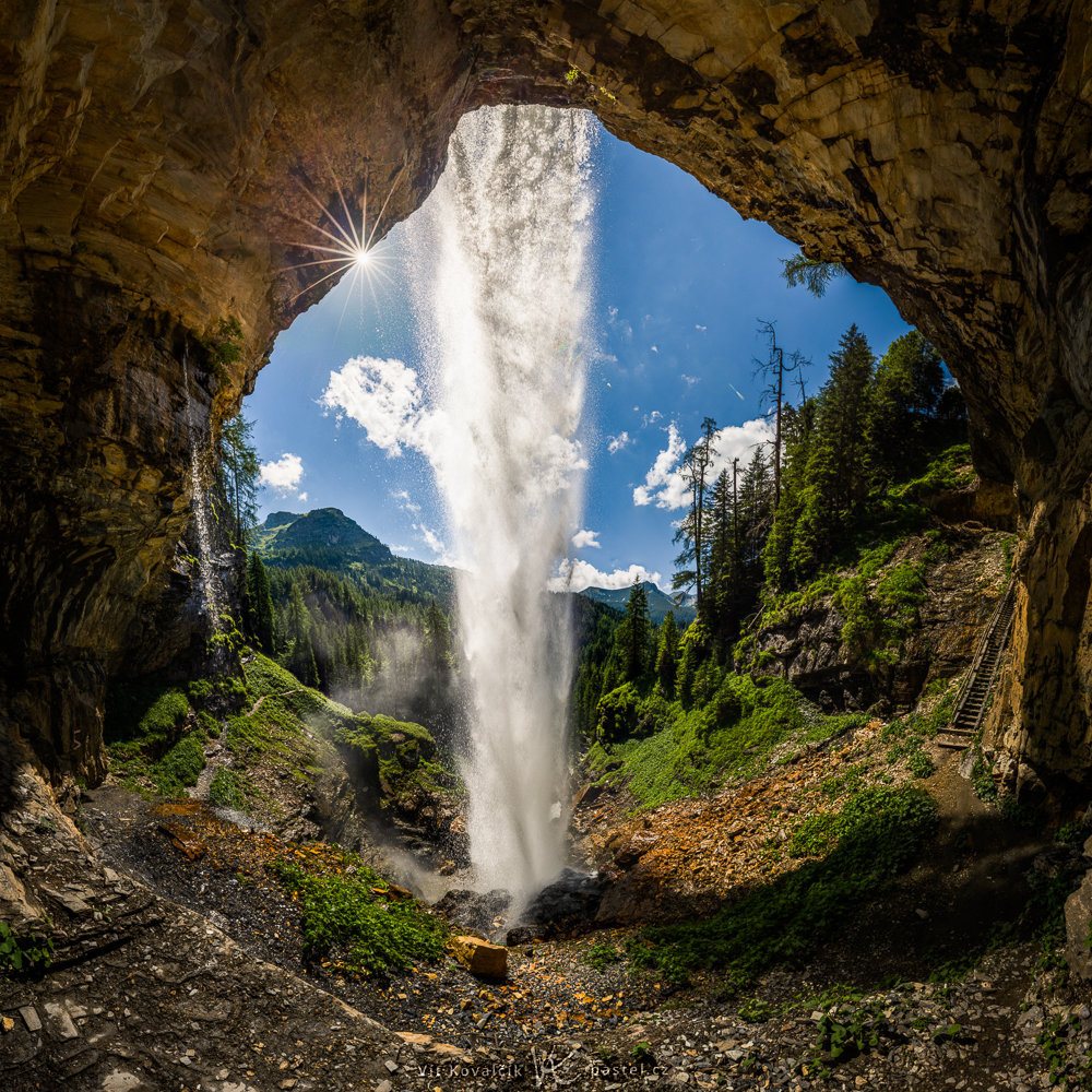 Geschichte eines Fotos Hinter dem Wasserfall