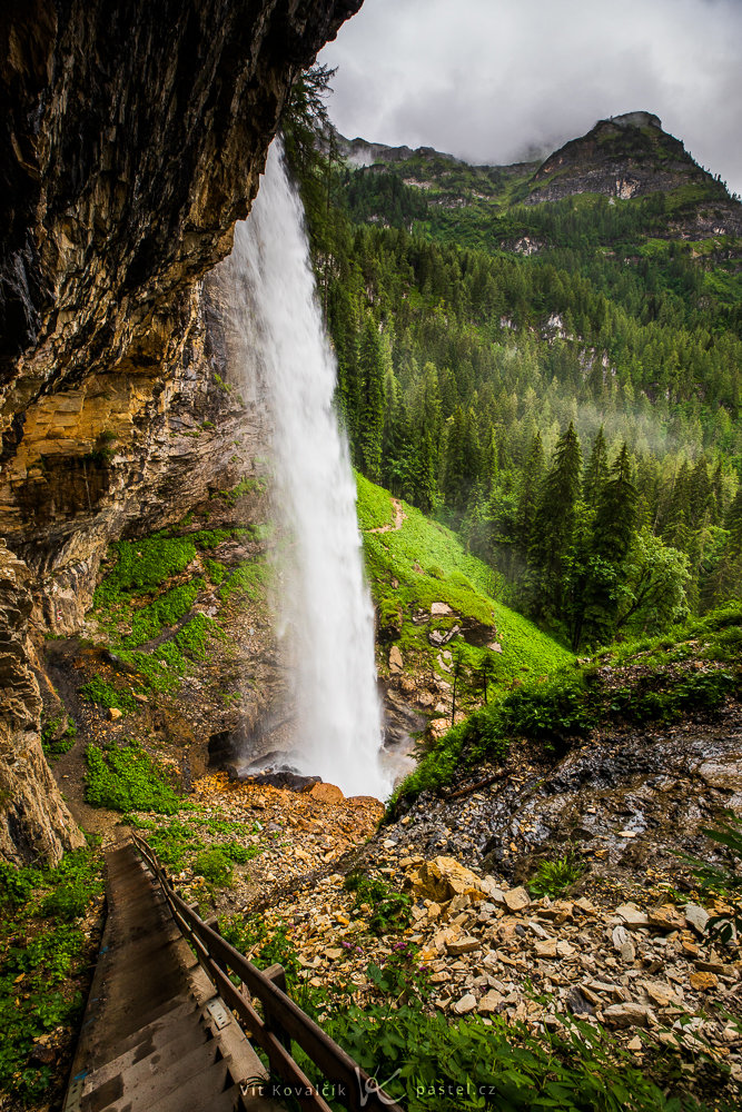 Geschichte eines Fotos Hinter dem Wasserfall