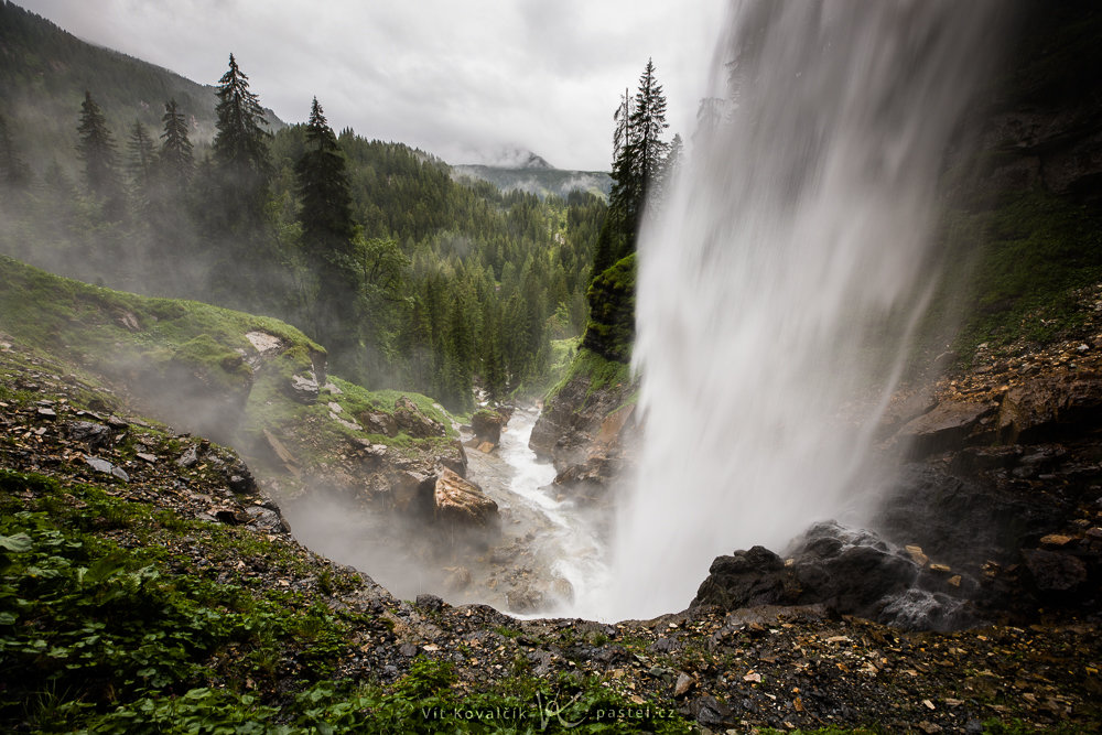 Geschichte eines Fotos Hinter dem Wasserfall