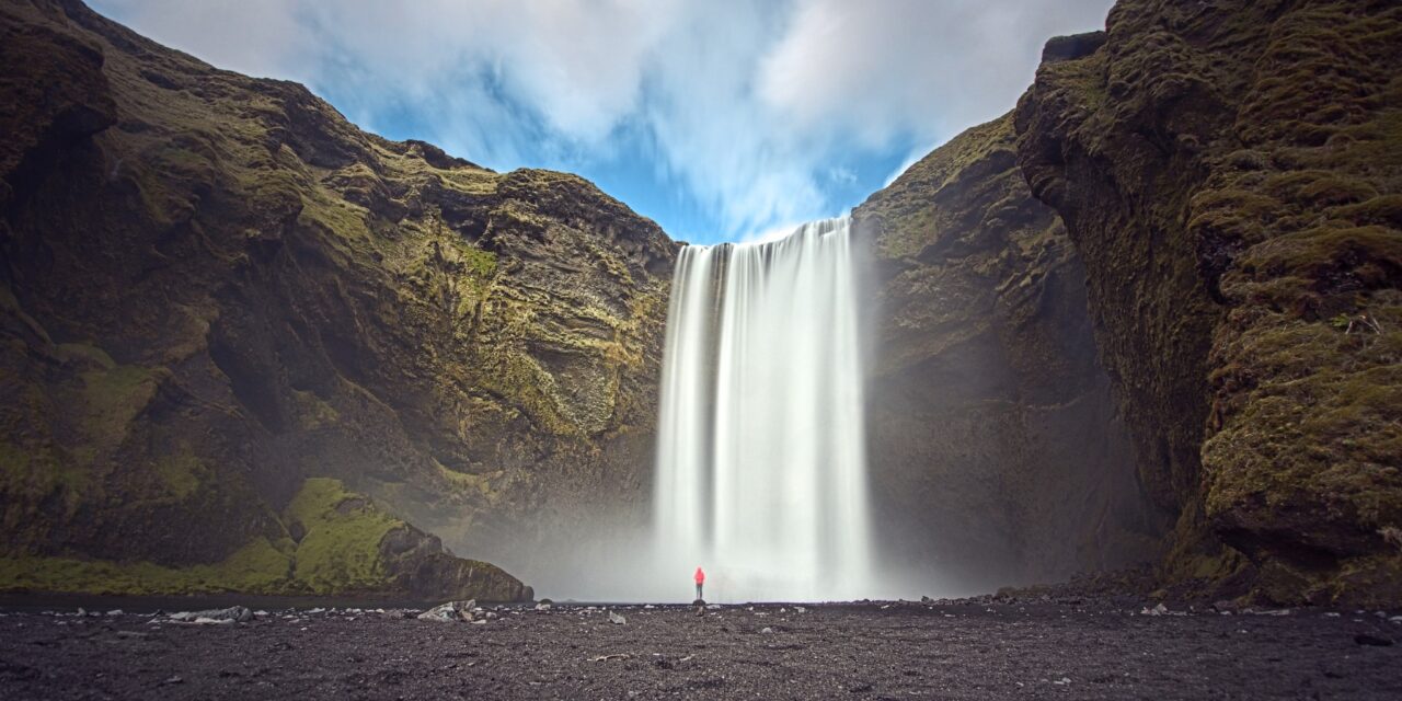 Wasserfall Skógafoss (mit ND 2000-Filter auf 20s verlängert).
