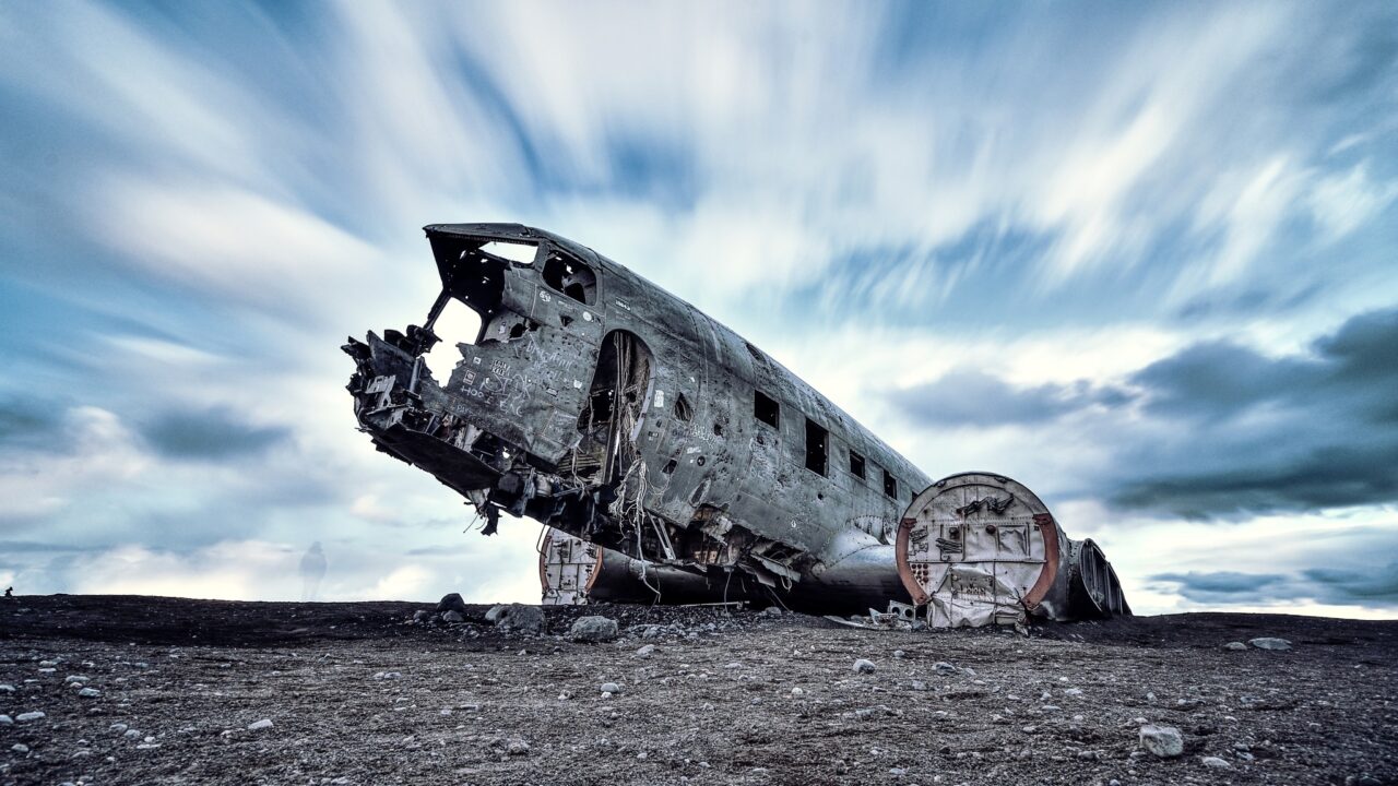 Verunglückte Douglas DC-3 in Sólheimasandur, Island. Die lange Zeit hat die Dynamik der sich bewegenden Wolken am Himmel eingefangen und gleichzeitig die Besucher gestört, die sich um das Wrack herum bewegten. (Die Zeit wurde mit einem ND-Filter auf 2 Minuten verlängert).
