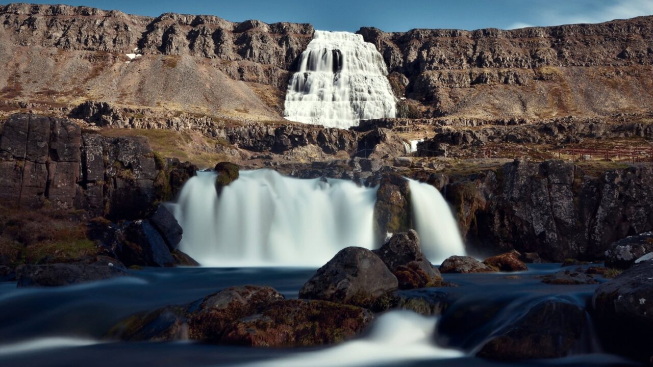 Wasserfall Dynjandi mit Blick auf den Bæjarfoss