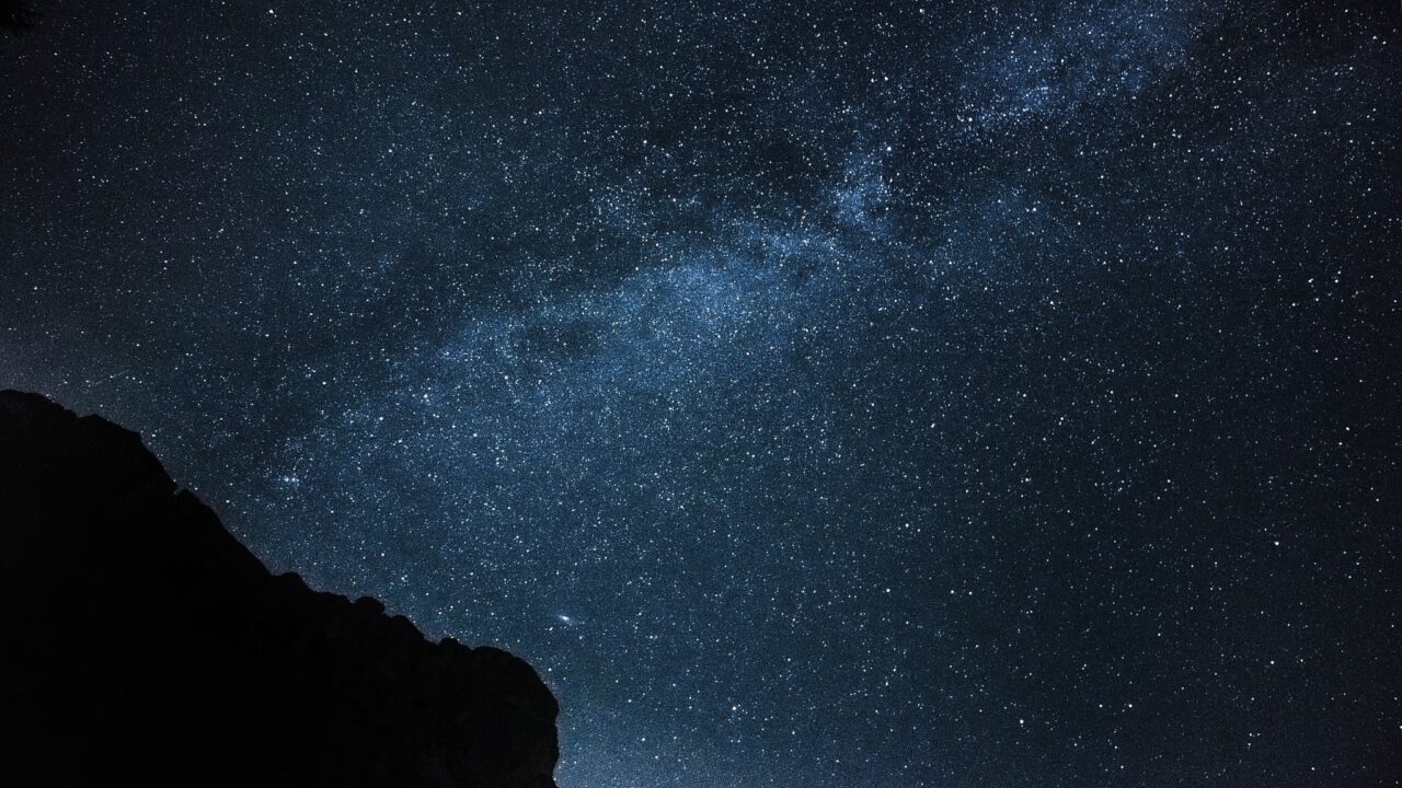 Passo Giau, Dolomiten - die Milchstraße und die Andromeda-Galaxie unten links 
