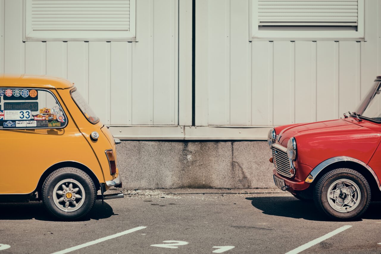 Luxuskarossen, galerie, Es muss nicht das ganze Auto auf dem Foto sein, es reichen nur zwei Hälften. Zwei Minis.