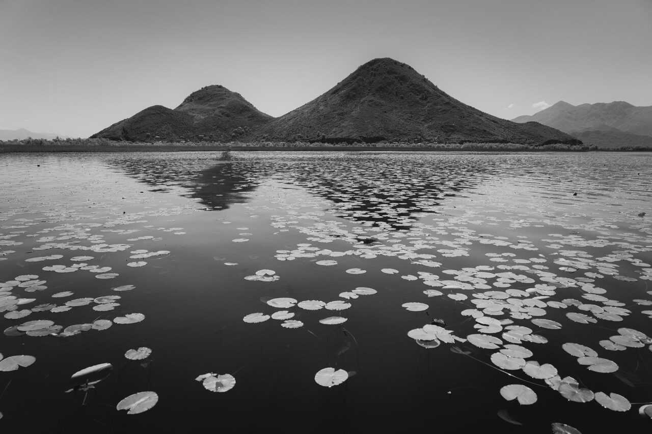 © Ondrej Čechvala, Foto von einem Boot in der Nähe des Fischerdorfs Vranjina, wo Sie auch eine Bootsfahrt mit den Einheimischen vereinbaren können. Skadar-See, Montenegro