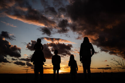 Nachtfotografie im Freien: So fotografieren Sie Lichtspuren, Silhouetten und Lichtmalerei