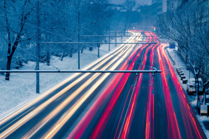 Lichter in Bewegung: So machen Sie Langzeitbelichtungsaufnahmen von Autos